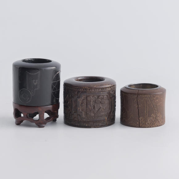 Oakridge Auction Gallery清代 各式扳指三個(gè)（附木座）  Three assorted Chinese archer's rings