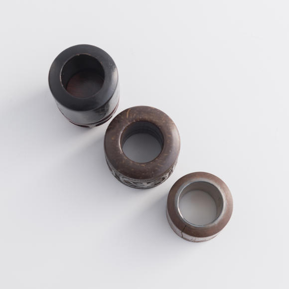 Oakridge Auction Gallery清代 各式扳指三個(gè)（附木座）  Three assorted Chinese archer's rings