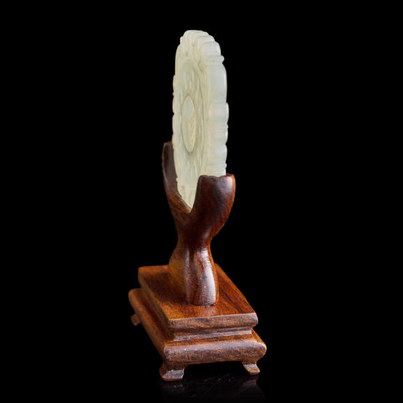 Oakridge Auction Gallery十八世紀 白玉轉心佩（附木座）  A Chinese carved white jade rotating-center pendant