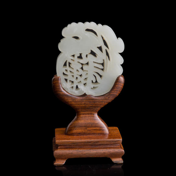 Oakridge Auction Gallery十九世紀(jì)早 白玉福壽佩（附木座）  A Chinese carved white jade 'longevity' pendant