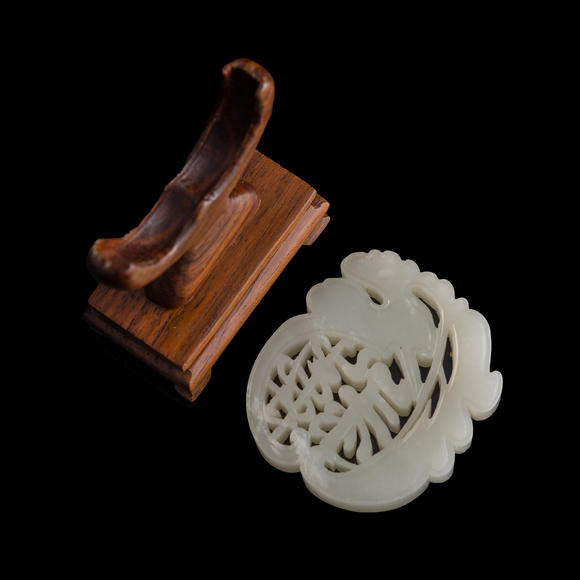 Oakridge Auction Gallery十九世紀(jì)早 白玉福壽佩（附木座）  A Chinese carved white jade 'longevity' pendant