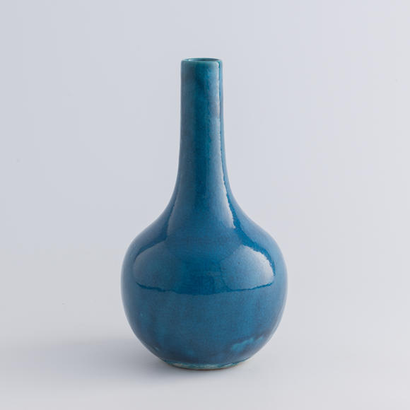 Oakridge Auction Gallery十九世紀(jì) 孔雀藍(lán)天球瓶  A Chinese peacock blue-glazed tianqiu vase