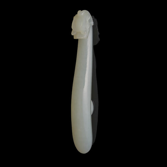 Oakridge Auction Gallery清代 白玉雕龍鉤兩根  Two Chinese white jade dragon hooks