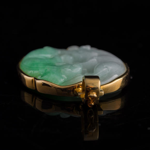 Oakridge Auction Gallery十九世紀(jì) 翡翠雙歡鑲金屬掛墜  A Chinese jadeite 'double badger' pendant with metal mounts