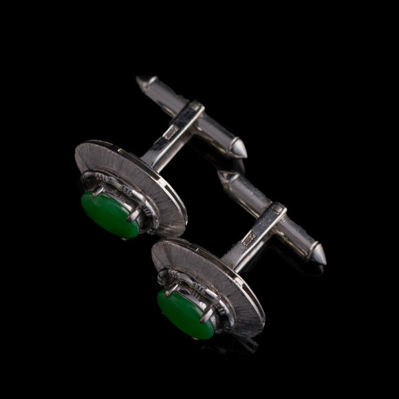 Oakridge Auction Gallery金屬鑲翡翠袖扣一對  A pair of Chinese jadeite-set white metal cufflinks