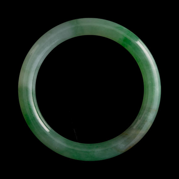 Oakridge Auction Gallery清代 翡翠手鐲  A Chinese jadeite bangle