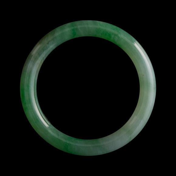 Oakridge Auction Gallery清代 翡翠手鐲  A Chinese jadeite bangle