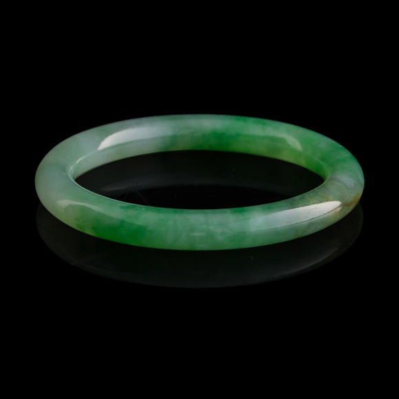 Oakridge Auction Gallery清代 翡翠手鐲  A Chinese jadeite bangle