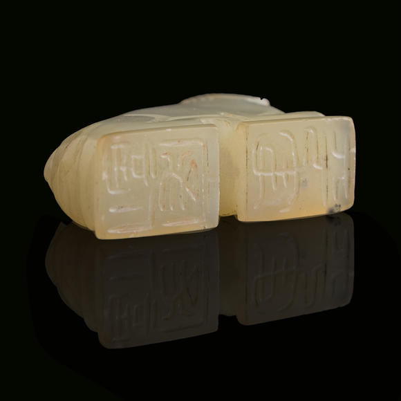 Oakridge Auction Gallery清代 玉牛掛墜及玉印  A Chinese jade carving and a jade seal