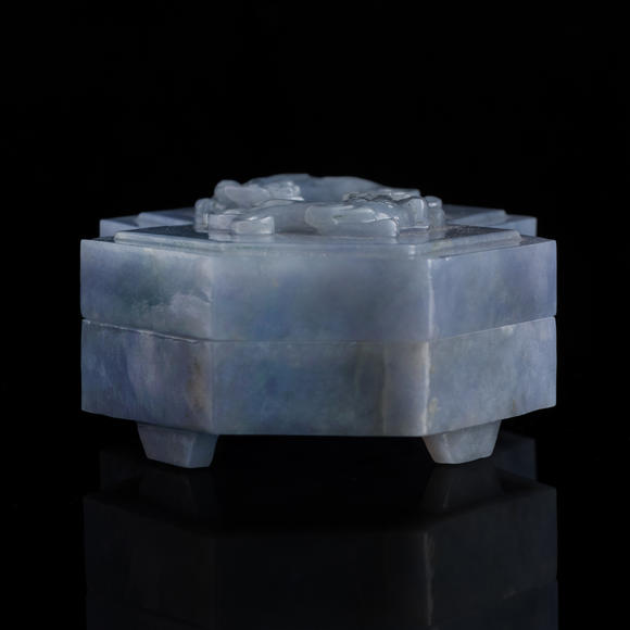 Oakridge Auction Gallery翡翠雕螭龍蓋盒  A Chinese carved jadeite 'chilong' lidded box
