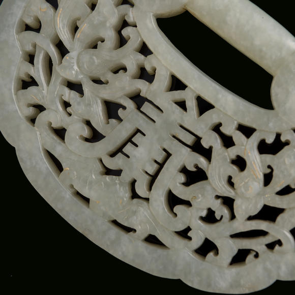 Oakridge Auction Gallery明代 玉透雕福壽紋鎖佩  A Chinese reticulated jade 'fu shou' lock-form plaque