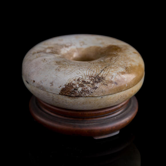 Oakridge Auction Gallery十八世紀(jì) 火燒玉雕花卉詩文手串盒（附原配硬木座）  A Chinese heat-altered jade bracelet box