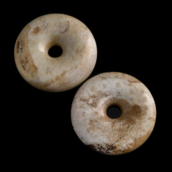 Oakridge Auction Gallery十八世紀(jì) 火燒玉雕花卉詩文手串盒（附原配硬木座）  A Chinese heat-altered jade bracelet box