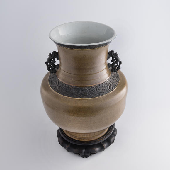 Oakridge Auction Gallery十九世紀(jì)早 茶葉沫雙耳尊（附硬木座）  A Chinese tea-dust-glazed double-handled zun vase