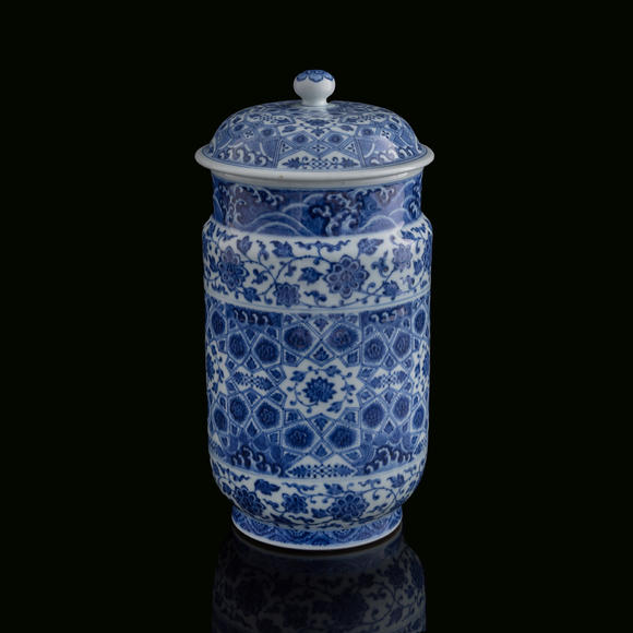 Oakridge Auction Gallery清乾隆 青花纏枝花卉冰淩錦紋壯罐  A Chinese blue and white 'scrolling flower' and 'ice-crack pattern' cylindrical jar