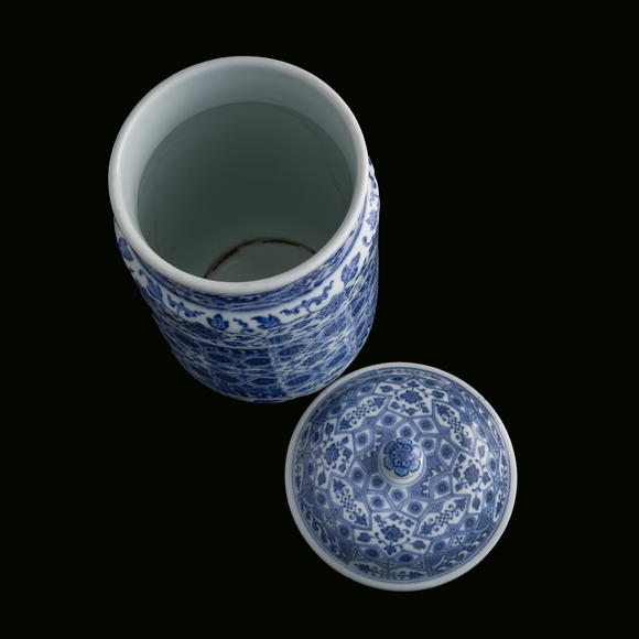 Oakridge Auction Gallery清乾隆 青花纏枝花卉冰淩錦紋壯罐  A Chinese blue and white 'scrolling flower' and 'ice-crack pattern' cylindrical jar