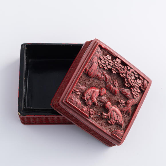 Oakridge Auction Gallery十九世紀(jì)早 剔紅人物四方香盒  A Chinese square cinnabar incense box