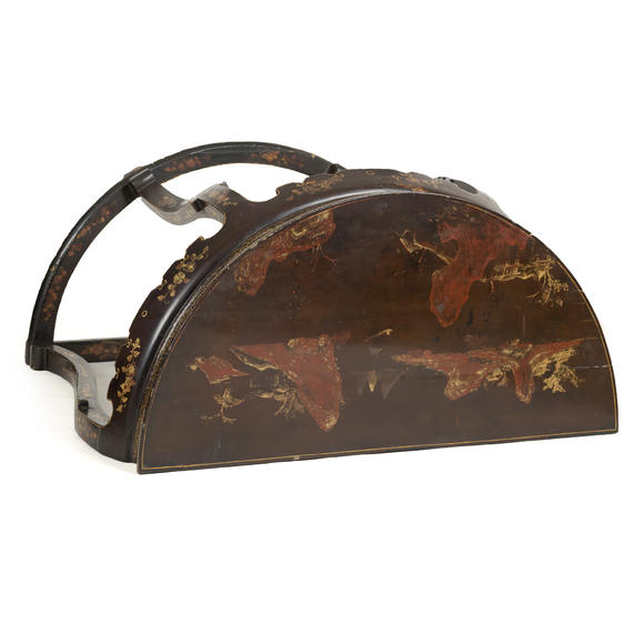 Oakridge Auction Gallery十八世紀(jì) 黑漆描金彩繪半圓桌  A Chinese gilt-lacquered half-moon table