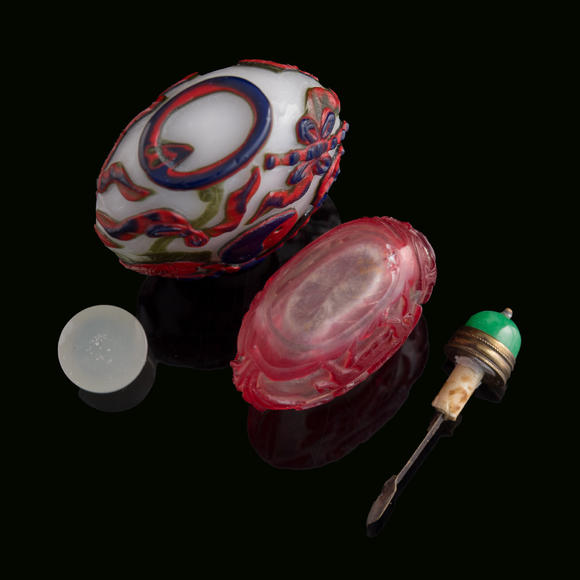 Oakridge Auction Gallery十九世紀或更晚 料器鼻煙壺兩隻  Two Chinese overlay glass snuff bottles