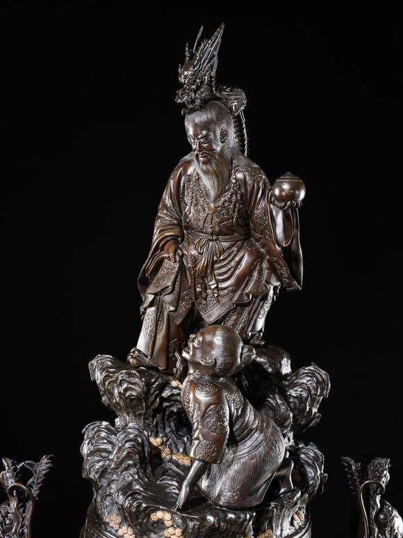 Galerie ZackeHAYASHI HARUSADA: A MONUMENTAL (234 CM) PARCEL-GILT BRONZE ‘RYUJIN AND DRAGONS’ EXHIBITION KORO (INCENSE BURNER)