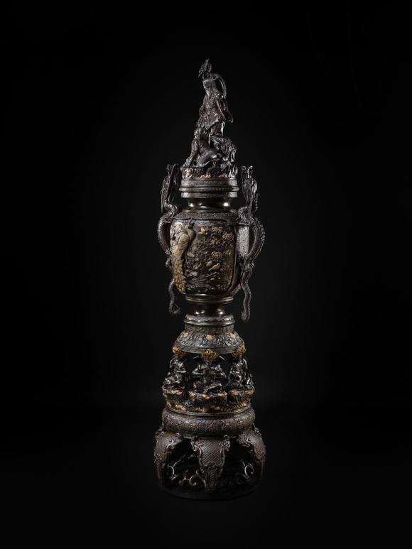 Galerie ZackeHAYASHI HARUSADA: A MONUMENTAL (234 CM) PARCEL-GILT BRONZE ‘RYUJIN AND DRAGONS’ EXHIBITION KORO (INCENSE BURNER)