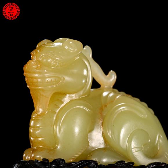 北京啟石清 圓雕黃玉瑞獸（帶木座）