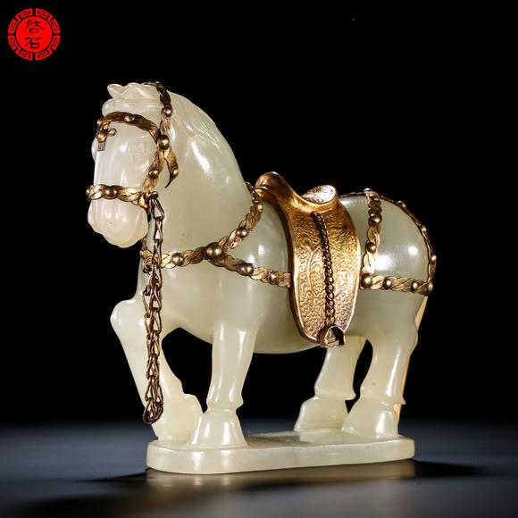 北京啟石明 圓雕白玉馬（飾鎏金鞍）