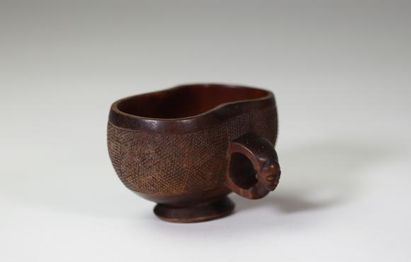 Goldfield Auction sarlsSuku ou Yaka, RDC, coupe sculpté orné d’une 
très belle tête, bois
Etat : ( un manque sur la base ) 
Hauteur : 7 cm
Largeur : 11,5 cm
Poids : 11