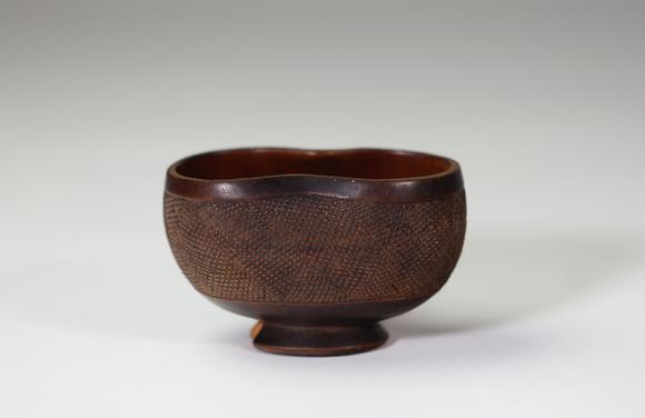 Goldfield Auction sarlsSuku ou Yaka, RDC, coupe sculpté orné d’une 
très belle tête, bois
Etat : ( un manque sur la base ) 
Hauteur : 7 cm
Largeur : 11,5 cm
Poids : 11