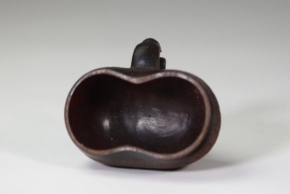 Goldfield Auction sarlsSuku ou Yaka, RDC, coupe sculpté orné d’une 
très belle tête, bois
Etat : ( un manque sur la base ) 
Hauteur : 7 cm
Largeur : 11,5 cm
Poids : 11