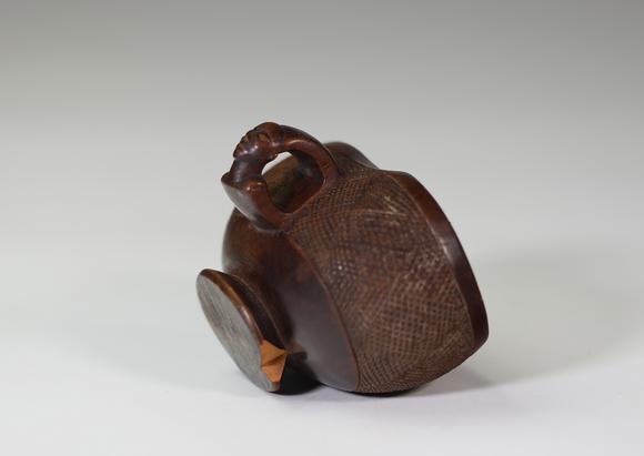 Goldfield Auction sarlsSuku ou Yaka, RDC, coupe sculpté orné d’une 
très belle tête, bois
Etat : ( un manque sur la base ) 
Hauteur : 7 cm
Largeur : 11,5 cm
Poids : 11