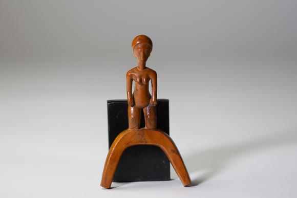 Goldfield Auction sarlsBaoulé ou Baulé, C?te d’Ivoire, fronde lance
pierre, motif féminin, première quart du 20e 
siècle
Etat : récolé 
Hauteur :  15 cm
Largeur : 8,5