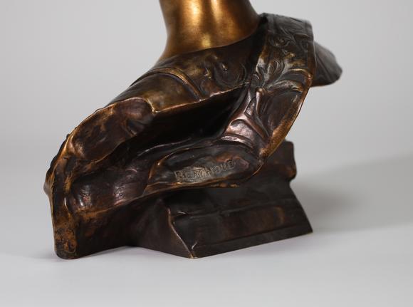 Goldfield Auction sarlsPaul Fran?ois BERTHOUD (1870-1939), buste de jeune femme en bronze à patine dorée et brune, de style Art nouveau, le visage aux traits doux surmontant