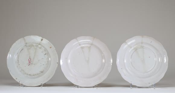 Goldfield Auction sarlsLot de trois assiettes en fa?ence à bord contourné, à décor polychrome de personnages chinois dans des paysages stylisés, dans le go?t des décors chin