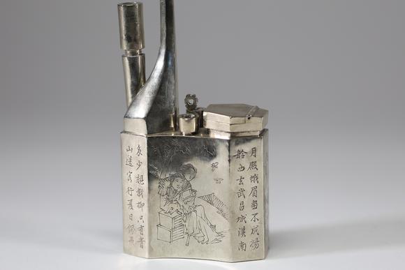 Goldfield Auction sarlsPipe à opium chinoise en métal argenté, le corps quadrangulaire gravé de scènes de personnages, calligraphies et paysages animés, munie de son long tu
