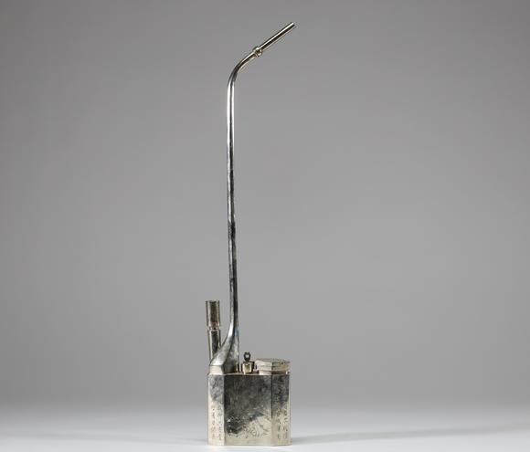 Goldfield Auction sarlsPipe à opium chinoise en métal argenté, le corps quadrangulaire gravé de scènes de personnages, calligraphies et paysages animés, munie de son long tu