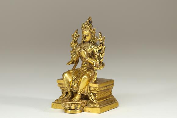 Goldfield Auction sarlsTravail sino-tibétain, XVIIe siècle sculpture en bronze doré représentant une divinité bouddhique assise en vajrāsana sur un socle lotiforme, les main