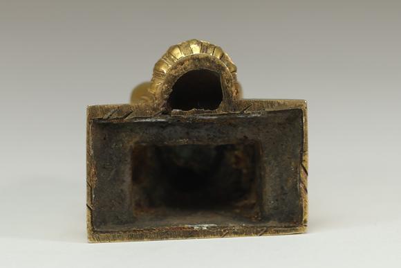 Goldfield Auction sarlsTravail sino-tibétain, XVIIe siècle sculpture en bronze doré représentant une divinité bouddhique assise en vajrāsana sur un socle lotiforme, les main
