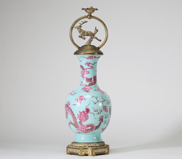 Goldfield Auction sarlsVase balustre en porcelaine de la famille rose, Chine, à décor de dragons pourpres poursuivant la perle sacrée parmi des nuées stylisées sur fond turq