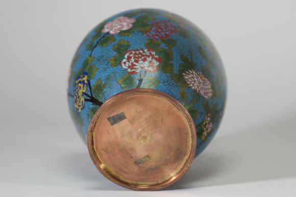 Goldfield Auction sarlsVase en émaux cloisonnés sur cuivre, Chine, XIXe siècle, de forme balustre, à décor polychrome de pivoines, chrysanthèmes et papillons sur fond bleu t