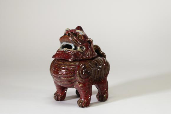 Goldfield Auction sarlsBr?le-parfum couvert en grès vernissé rouge sang-de-b?uf, Chine, de forme d’un lion bouddhique stylisé reposant sur quatre pieds, le couvercle ajouré