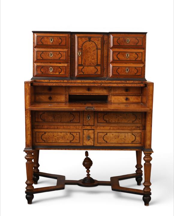 Goldfield Auction sarlsCabinet liégeois en placage de ronce et marqueterie, époque XVIIIe siècle.
Important cabinet d’apparat en deux corps ouvrant par de nombreux tiroirs