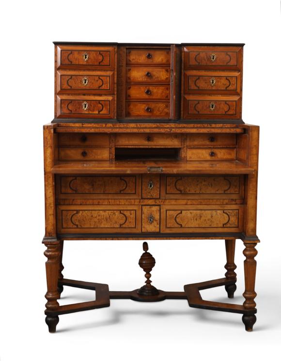 Goldfield Auction sarlsCabinet liégeois en placage de ronce et marqueterie, époque XVIIIe siècle.
Important cabinet d’apparat en deux corps ouvrant par de nombreux tiroirs