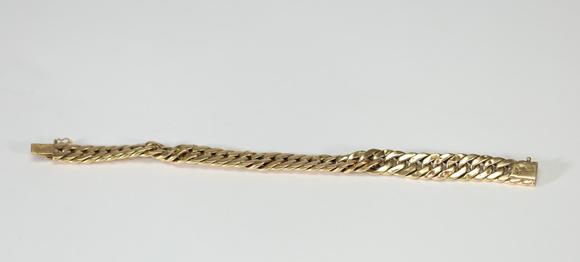 Goldfield Auction sarlsBracelet gourmette ? Caplain Paris ? en or jaune, composé de larges maillons plats et articulés, fermoir mousqueton orné d’un cabochon de saphir bleu