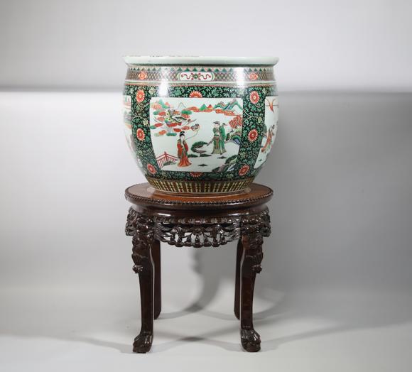 Goldfield Auction sarlsChine, très grand cache-pot dit ? aquarium ? en porcelaine de la famille verte, de forme légèrement évasée, décoré en émaux polychromes de scènes de p