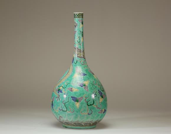 Goldfield Auction sarlsChine, important vase bouteille en porcelaine de la famille verte à fond turquoise, à décor de dragons évoluant parmi des nuées stylisées et motifs de