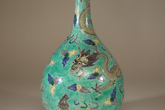 Goldfield Auction sarlsChine, important vase bouteille en porcelaine de la famille verte à fond turquoise, à décor de dragons évoluant parmi des nuées stylisées et motifs de
