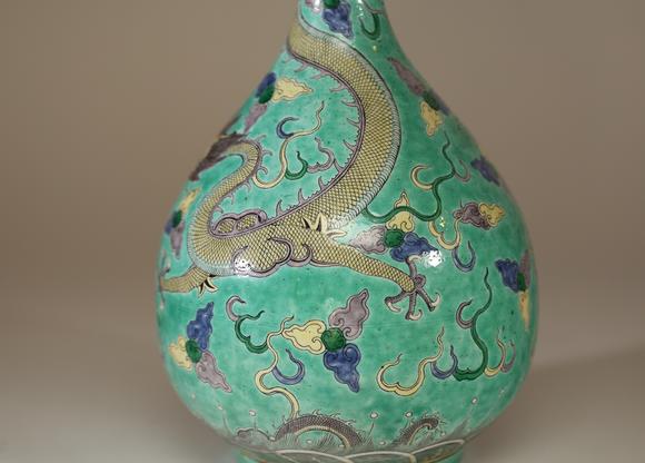 Goldfield Auction sarlsChine, important vase bouteille en porcelaine de la famille verte à fond turquoise, à décor de dragons évoluant parmi des nuées stylisées et motifs de
