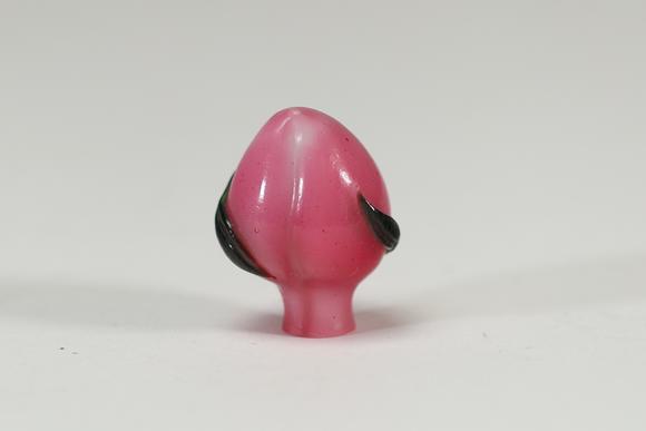Goldfield Auction sarlsSnuff bottle, chine, verre de pekin à la forme d’une pêche rose.
Etat : Bon
Hauteur : 3,5 cm 
Largeur : 3 cm
Poids : 23,5 grs