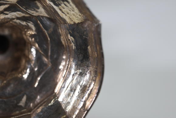 Goldfield Auction sarlsPaire de bougeoirs en argent massif reposant sur une base mouvementée, le f?t à décor torsadé, travail liégeois d’époque Louis XV (XVIIIe siècle)
Et